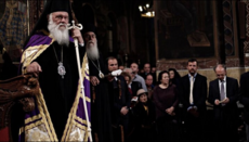 Αρχιεπίσκοπος: «Πονάει η ψυχή μου για τις εικόνες και την ελληνική σημαία»