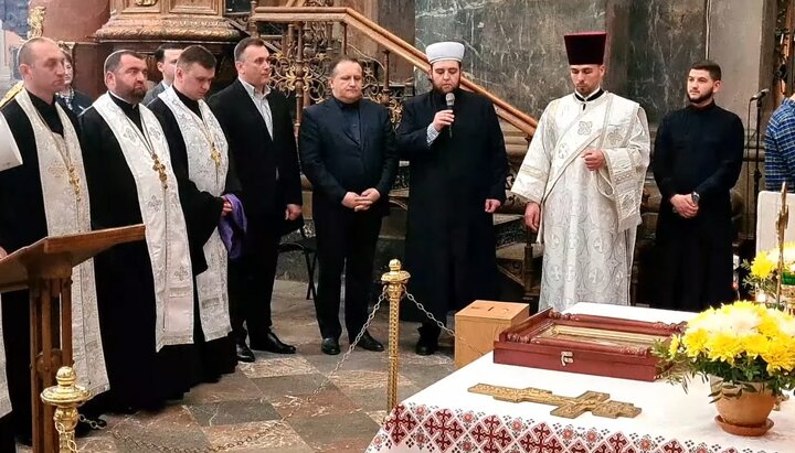 Ο Μουφτής Μουράτ Σουλεϊμάνοφ σε οικουμενική προσευχή στην εκκλησία της UGCC. Φωτογραφία: στιγμιότυπο οθόνης του καναλιού YouTube "Ζωντανή τηλεόραση"