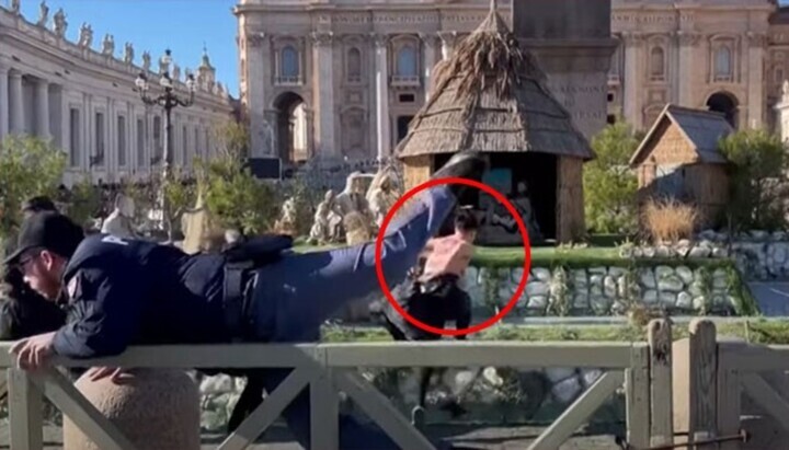 Στο Βατικανό, μια ακτιβίστρια των Femen προσπάθησε να κλέψει άγαλμα του Χριστού