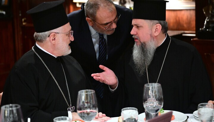 Στις ΗΠΑ, οι άρχοντες του Φαναρίου έκαναν πρόποση για τον Ντουμένκο, αποκαλώντας τον παράδειγμα πίστης
