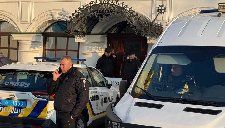 Αστυνομία στο έδαφος της Λαύρας των Σπηλαίων του Κιέβου. Φωτογραφία: Το κανάλι Telegram του Νικήτα Τσέκμαν