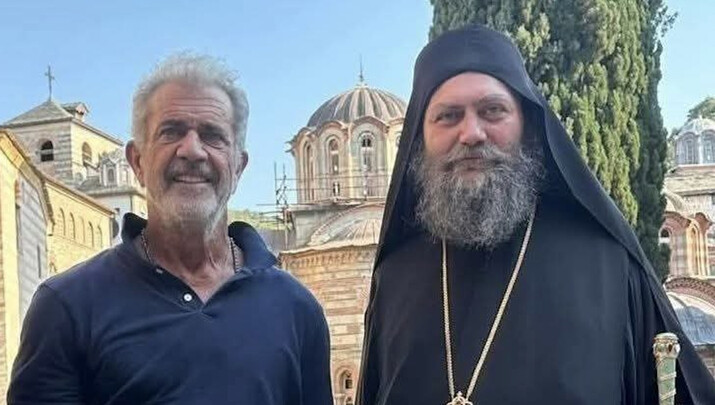 Ο Μελ Γκίμπσον με τον ηγούμενο της Μονής Χιλανδαρίου.