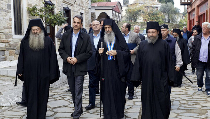 Κυριάκος Μητσοτάκης με αγιορείτες πατέρες. Φωτογραφία: eeod.gr
