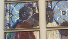 Στη Νοτρ-Νταμ τα παλιά βιτρό θα αντικατασταθούν με νέα με μαύρους χαρακτήρες