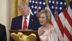 Λευκός Οίκος: Πάστορες συγκρίνουν τον Τραμπ με τον Χριστό και την Εσθήρ