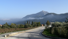 Στο Άγιο Όρος δεσπόζει ο Ναός της Μεταμορφώσεως, στα 2.033 μέτρα υψόμετρο